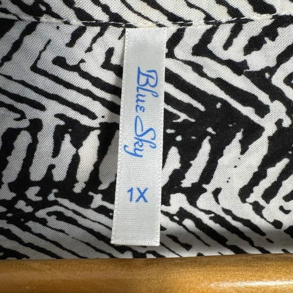 Blue Sky Black + White Abstract Geometric Tribal Long Sleeve V-Neck Blouse‎ 1X - Picture 5 of 13